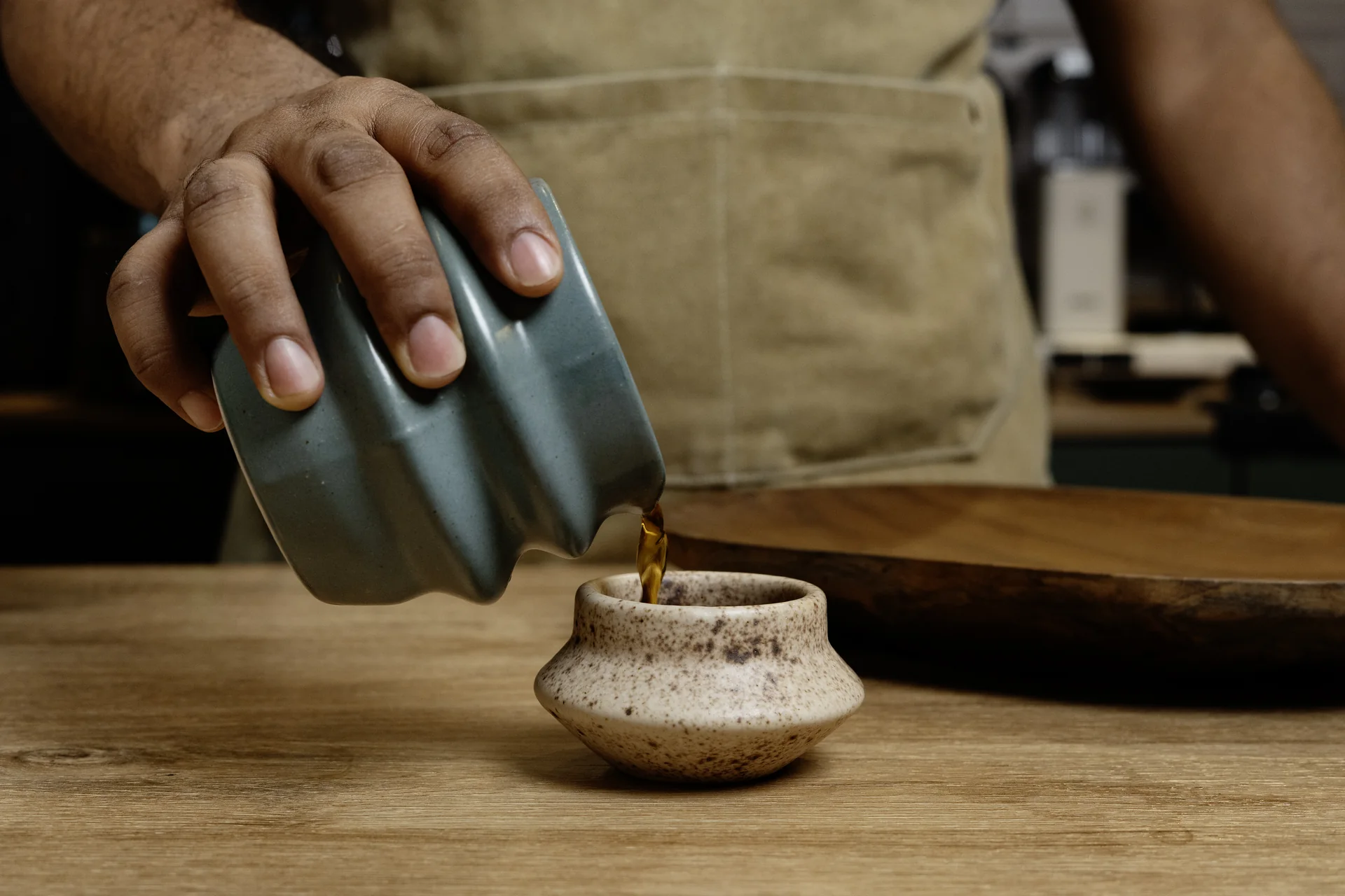 Café servido desde una jarra de cerámica en La Pandora Coffee