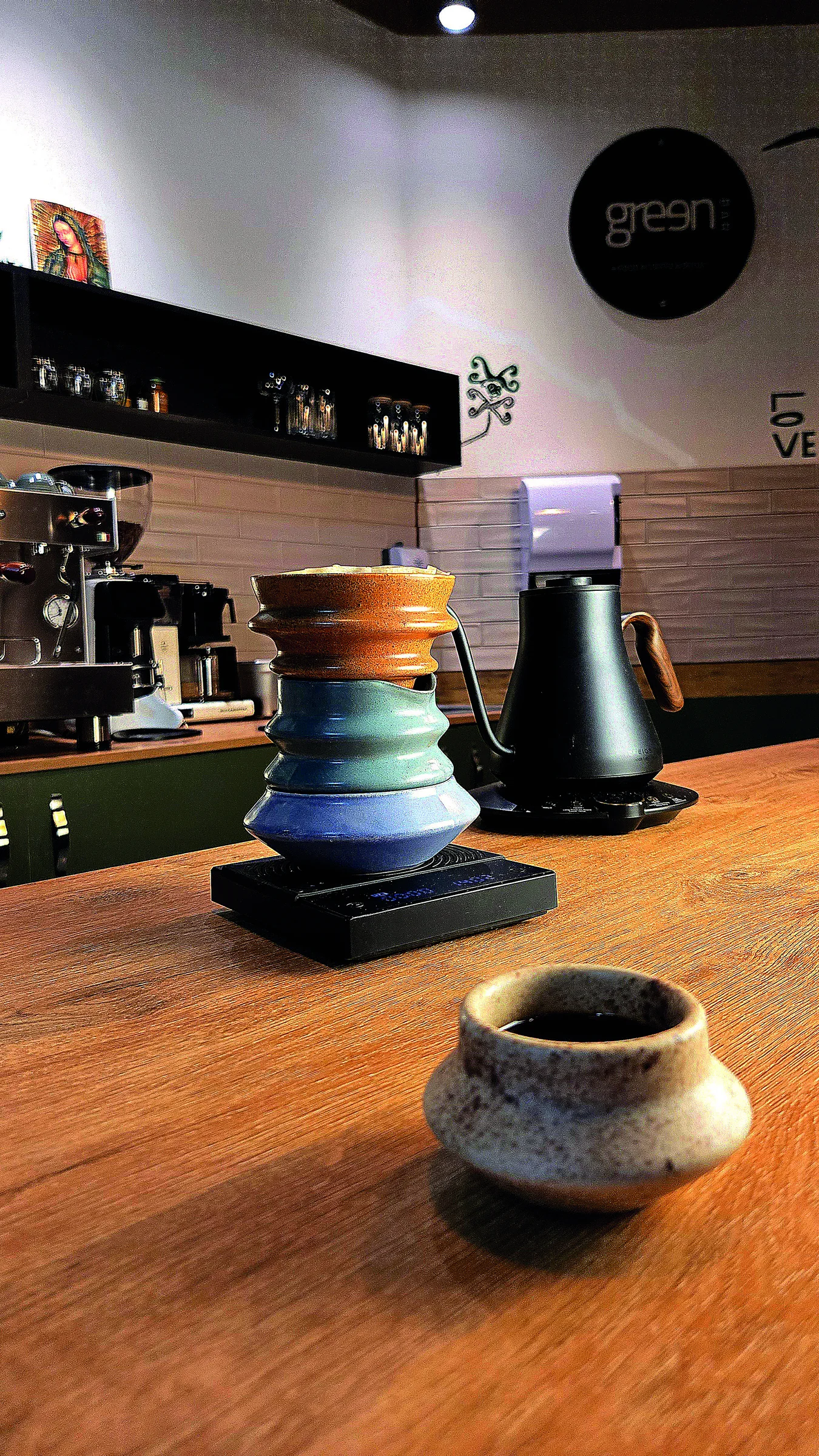 Preparación de café en La Pandora Coffee