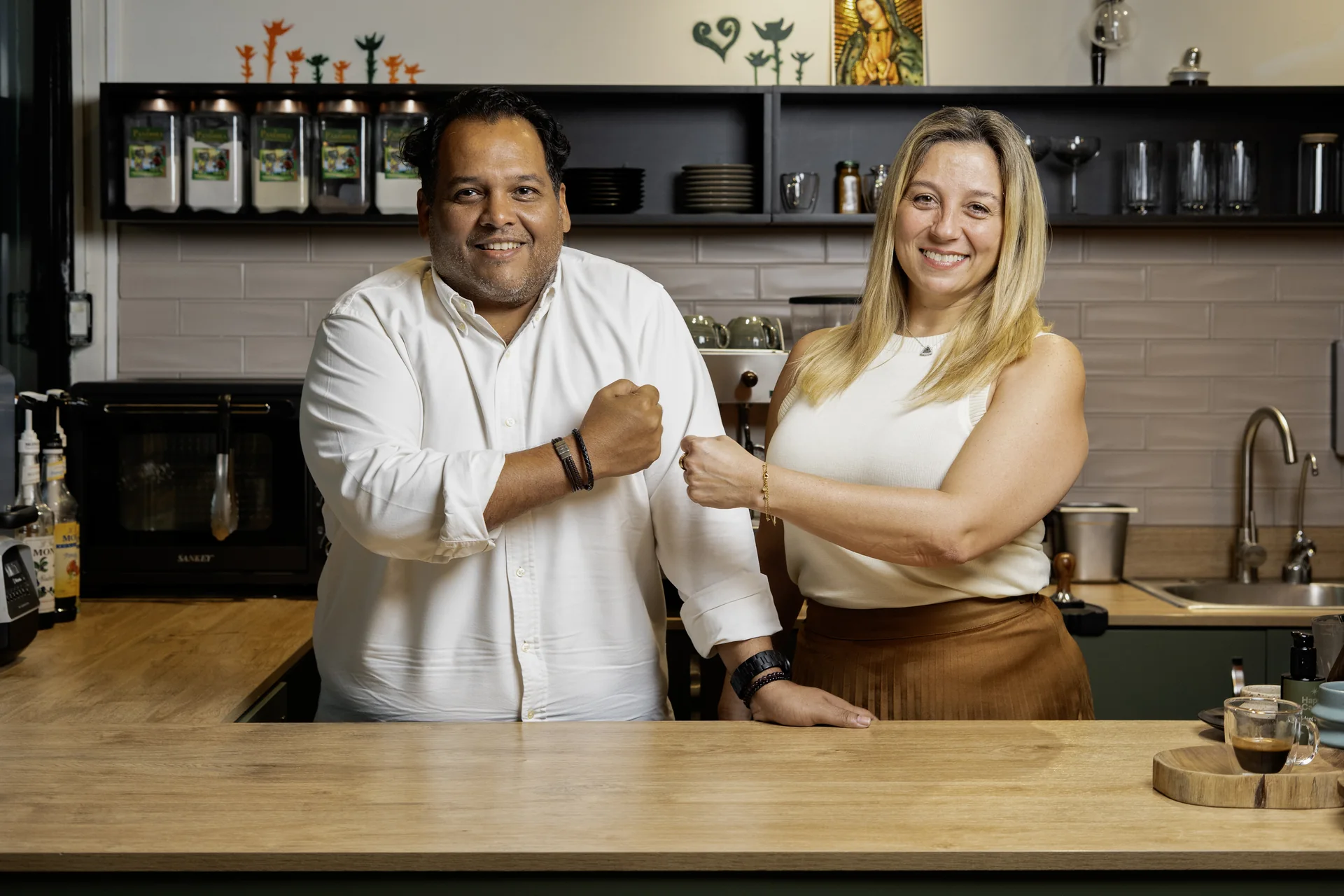 Mario Lozano y Consuelo García en la barra de La Pandora Coffee