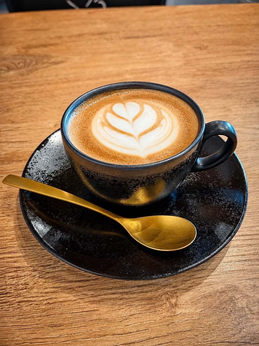 Taza de café de La Pandora Coffee sobre una mesa de madera